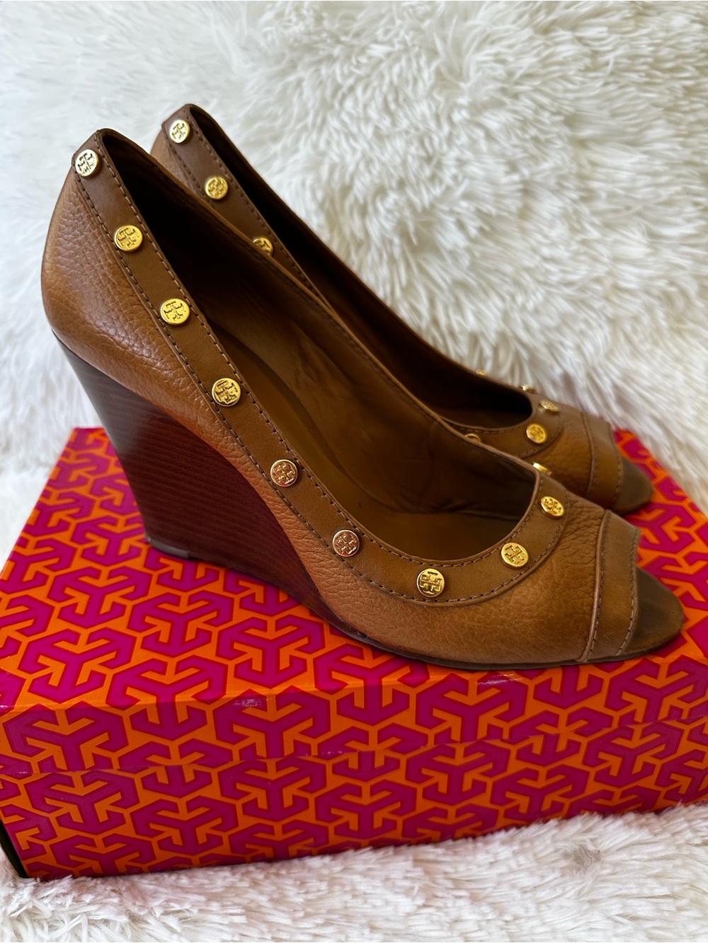 Tory Burch Nelson Royal Tan Leather Gold Stud Peep Toe Wedge Heels Size: 10